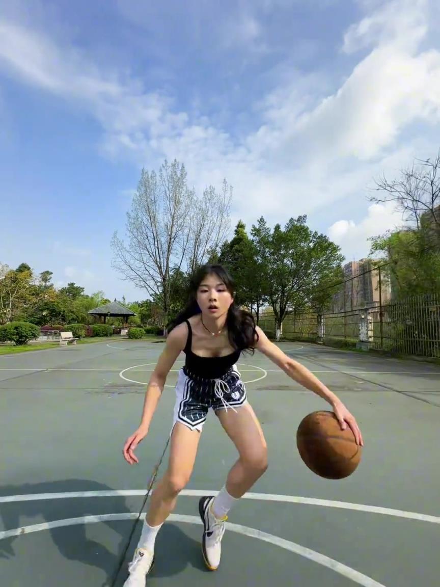 看着有点实力，敢背打我不？